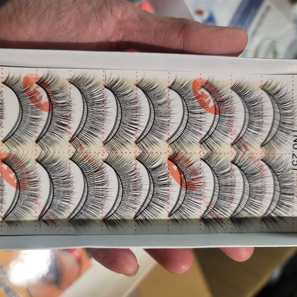 Fake strip lashes - Picture 2 of 3